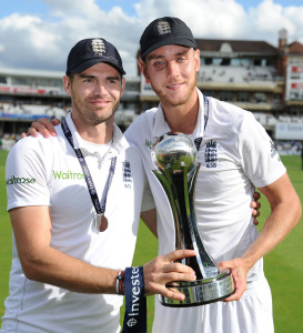 James Anderson and Stuart Broad pose with the series trophy © PA Photos 