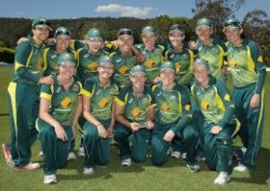 The victorious Australia Women's team with the trophy © Getty Images 